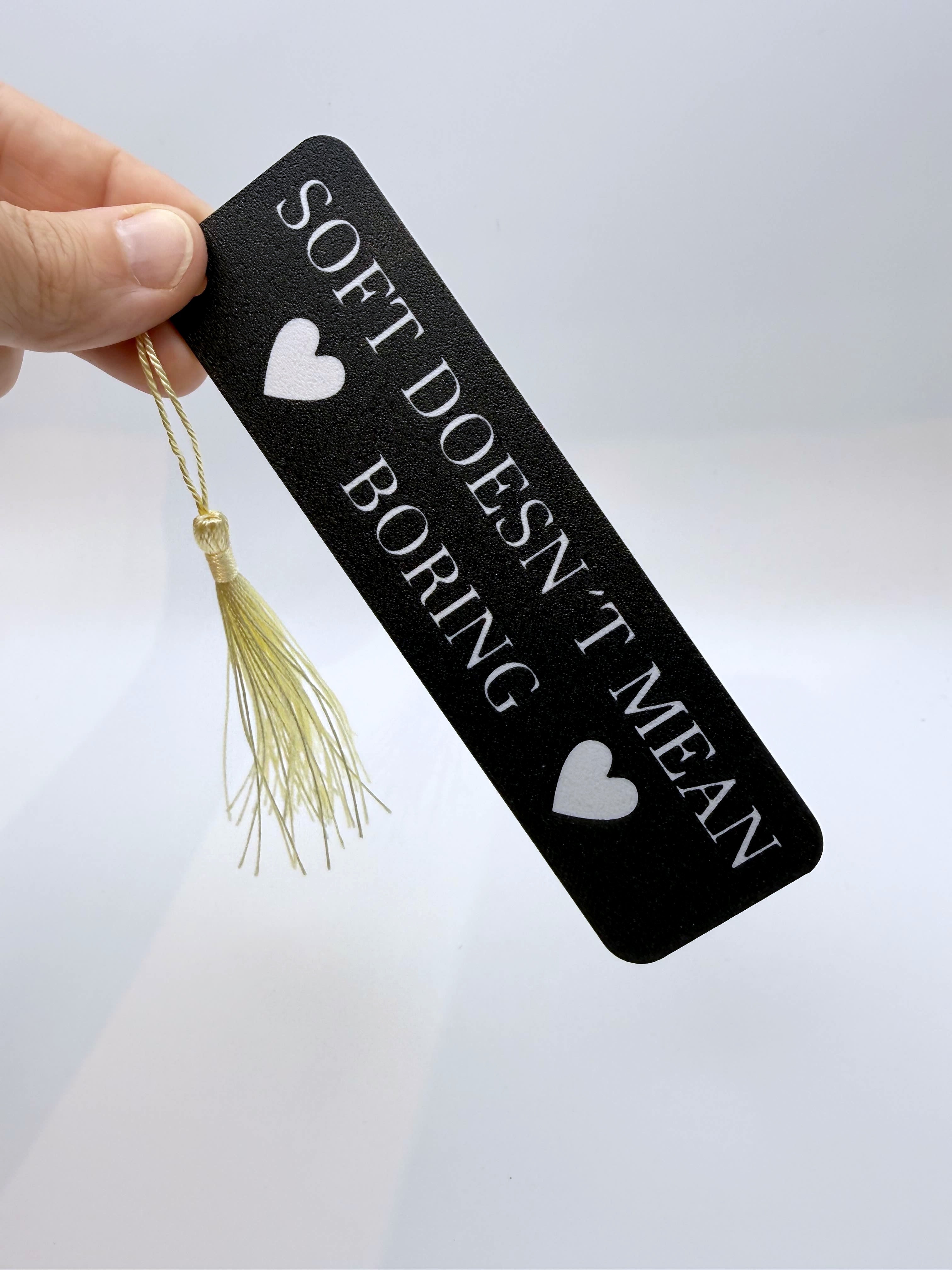 „Soft Doesn't Mean Boring" – Lesezeichen mit Quaste