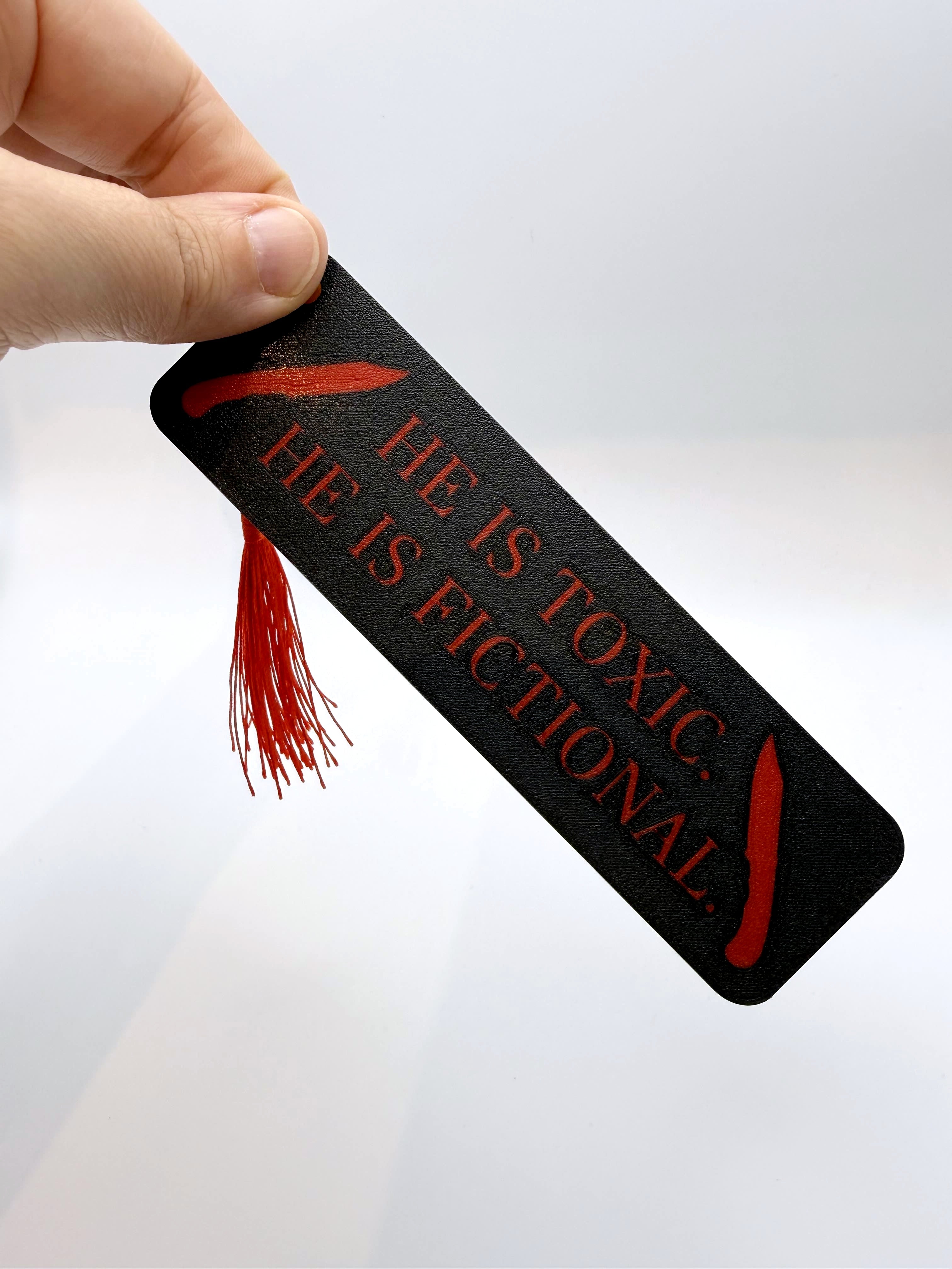 „He Is Toxic. He Is Fictional." – Lesezeichen mit Quaste