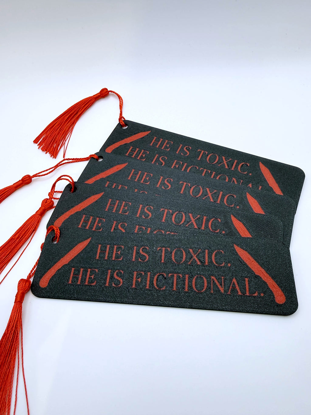 „He Is Toxic. He Is Fictional." – Lesezeichen mit Quaste