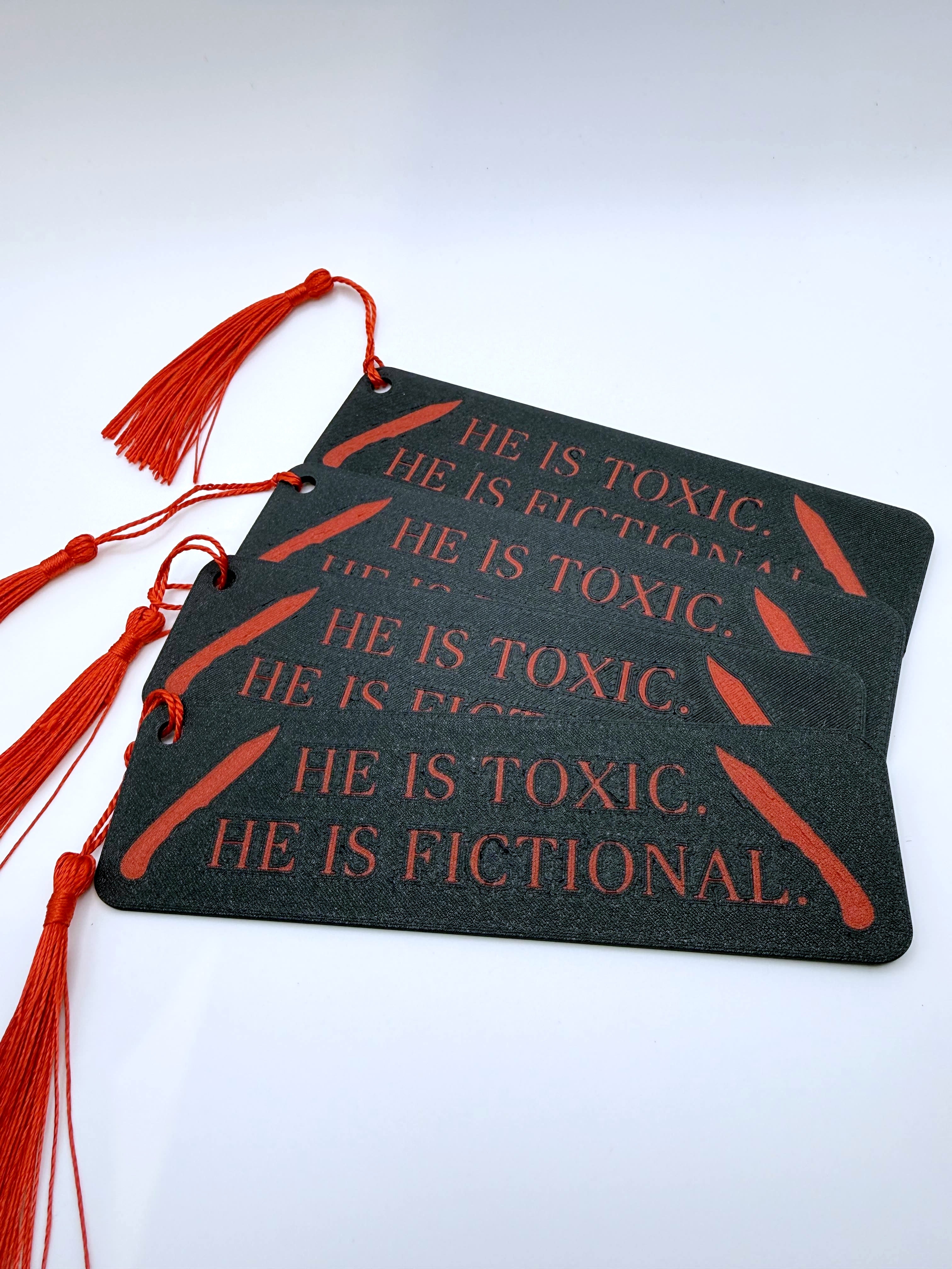 „He Is Toxic. He Is Fictional." – Lesezeichen mit Quaste