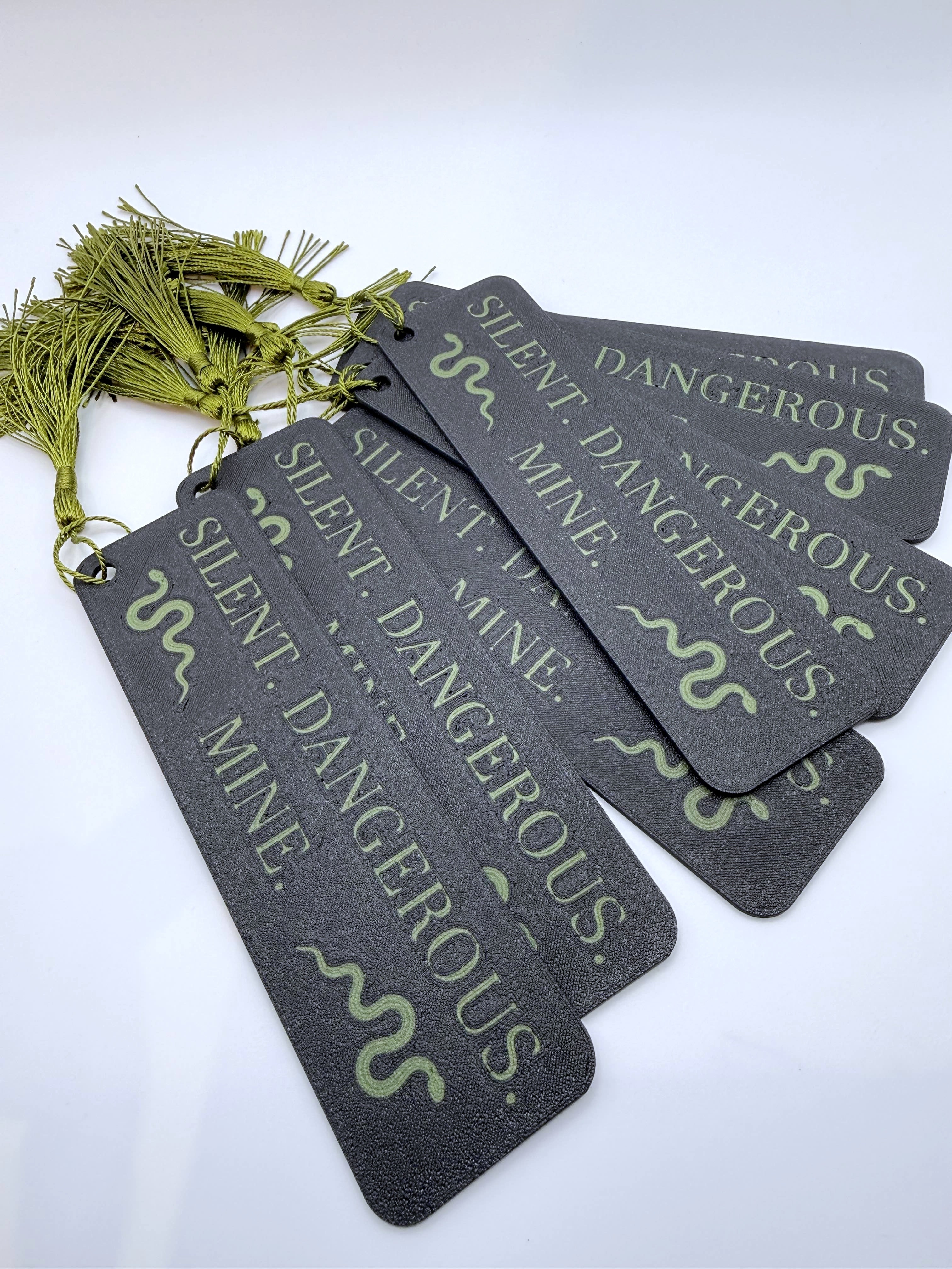 „Silent. Dangerous. Mine." – Lesezeichen mit Quaste